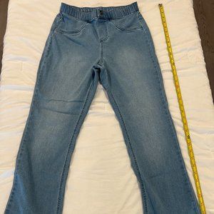 HUE Studio size M raw hem stretchy jeans